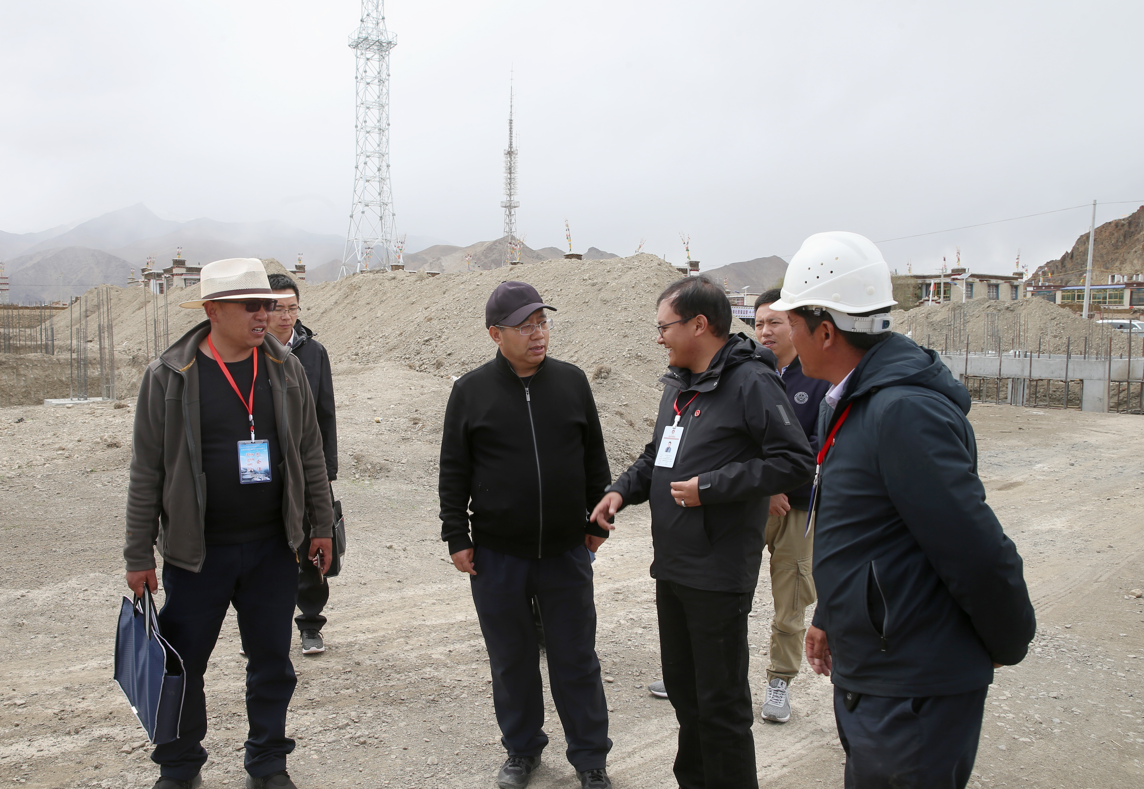 普布顿珠一行在打隆居委会边境小康村建设项目进展情况.JPG
